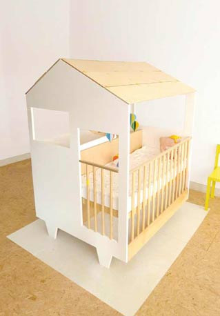 Cuna para bebés con forma de casita