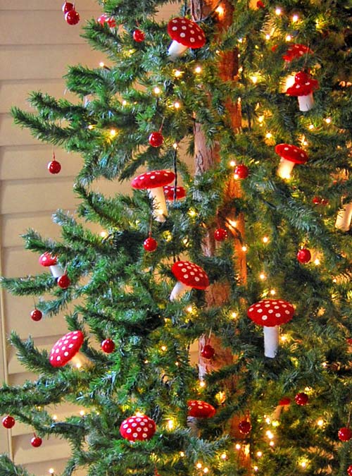 Decorar el árbol de Navidad con setas de fieltro