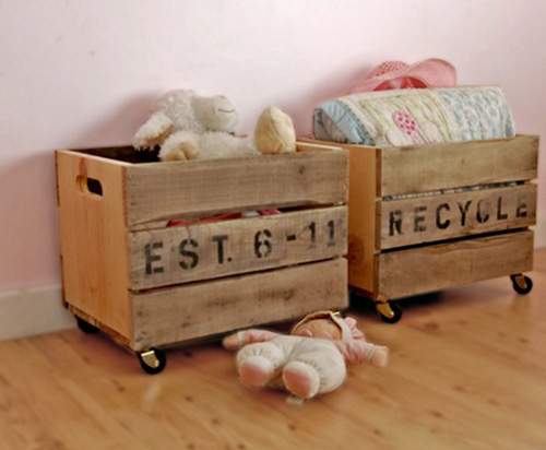 Más cajas de madera recicladas en la habitación infantil