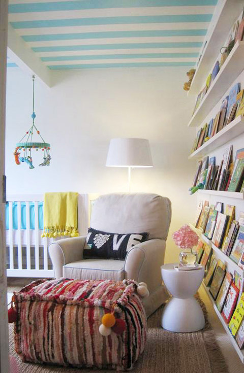 Dormitorio de bebé con espacio para la lectura