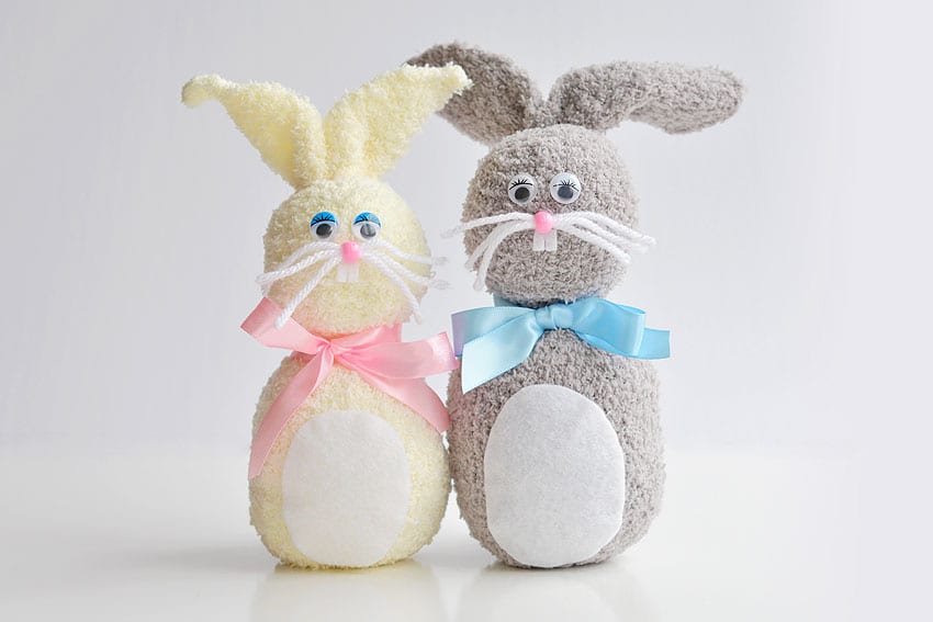 Como hacer conejos de Pascua con calcetines