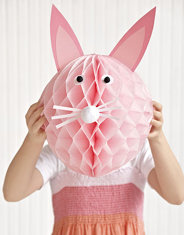 Conejo de Pascua con globos de papel