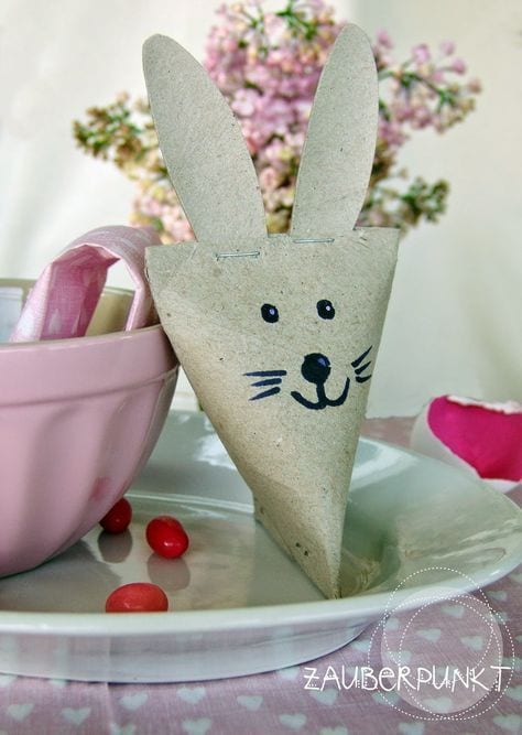 Conejo de Pascua con rollos de cartón