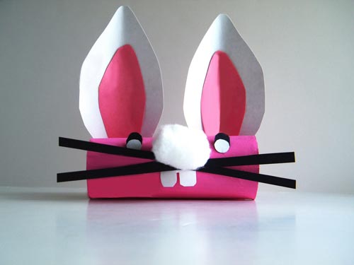 Conejo de Pascua con rollos de cartón