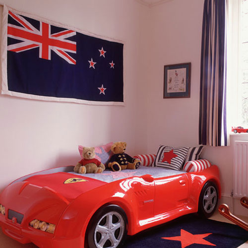 dormitorio infantil con cama coche