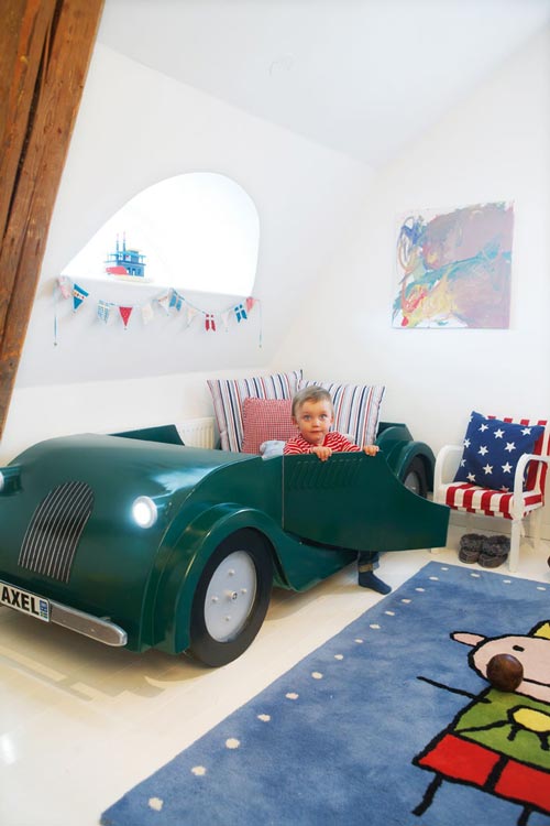 habitación infantil con cama coche