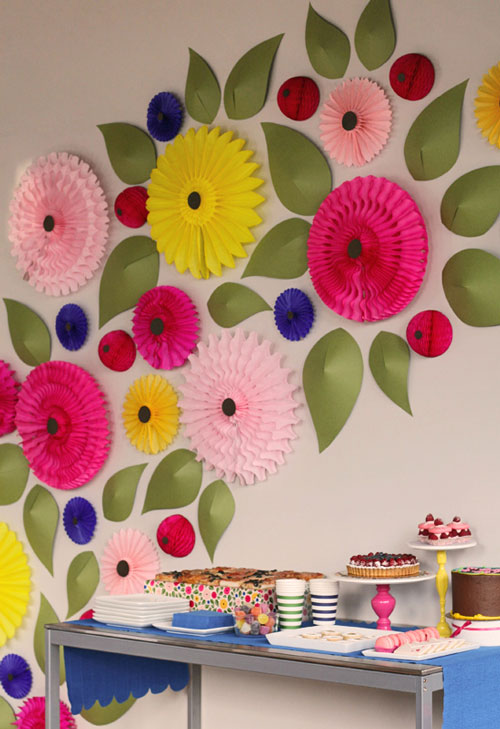 Flores de papel para decorar una pared infantil