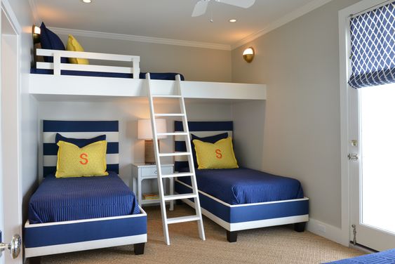 Habitaciones infantiles para tres niños con camas superpuestas, trenes y literas