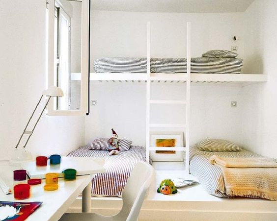 Habitaciones infantiles para tres niños con camas superpuestas, trenes y literas