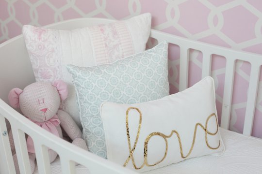 Dormitorio para niña en rosa y dorado