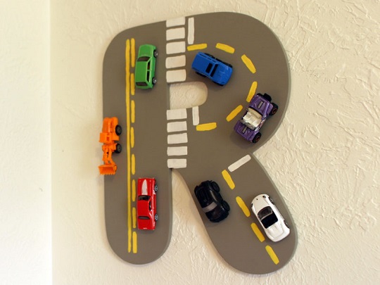Letra decorada como un circuito con coches