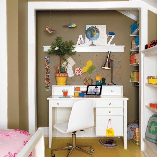 Zona de estudio infantil dentro de un armario
