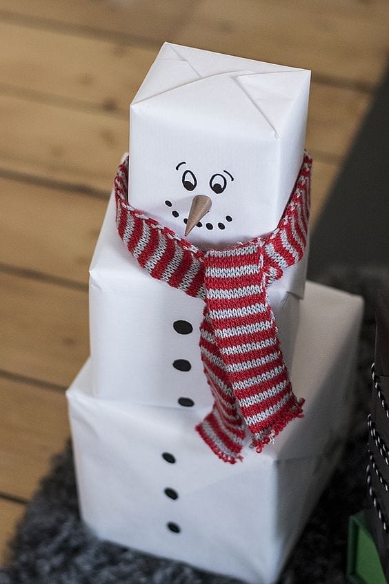 Ideas para envolver regalos de Reyes con diseño de muñeco de nieve