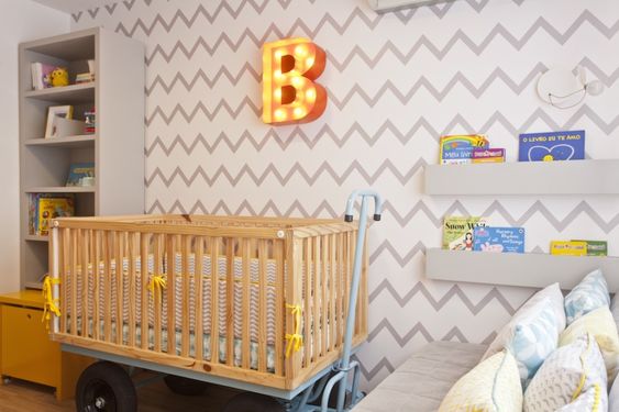 Habitaciones de bebés con cuna de madera natural