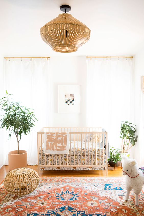 Habitaciones de bebés con cuna de madera natural