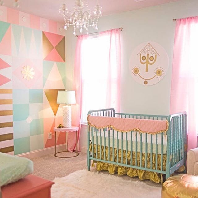 Habitación de bebé en rosa y mint