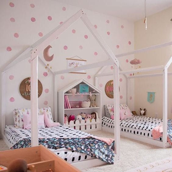 Espacios infantiles decorados con estantería casita