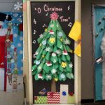Decoración navideña para puertas del colegio